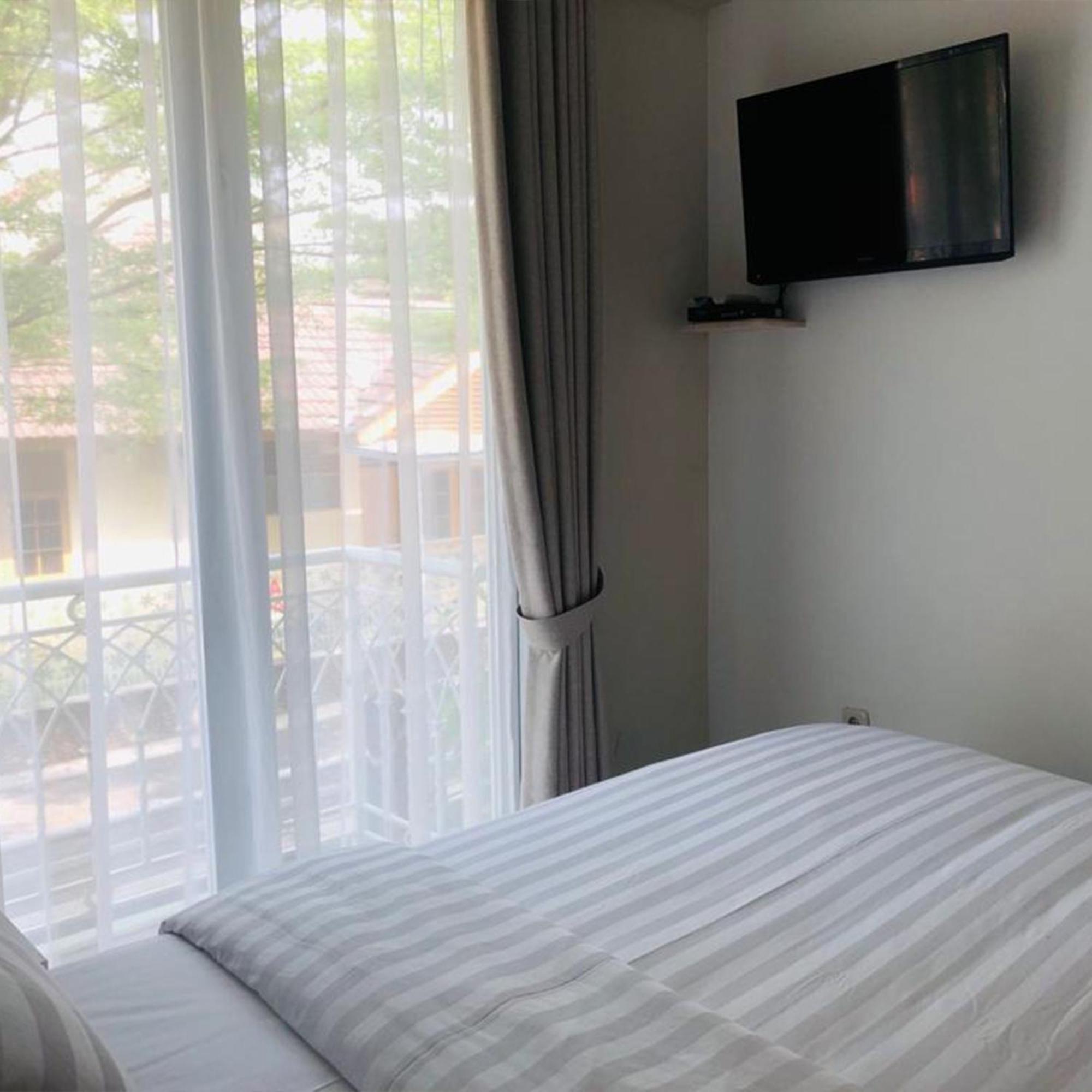 Bening Boutique Hotel Managed By Salak Hospitality Bekasi Exterior foto